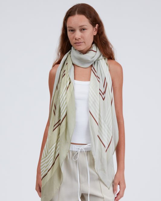 ピン　ストライプ　スカーフ